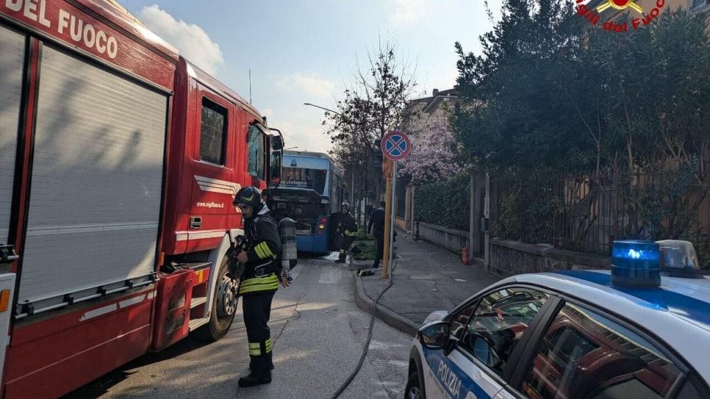 Autobus in fiamme a Forlì: l’intervento del conducente evita il peggio