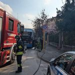 Autobus in fiamme a Forlì: l’intervento del conducente evita il peggio