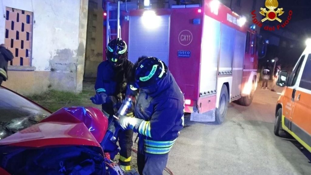 Incidente in via Spazzoli: conducente ferita dopo un violento impatto