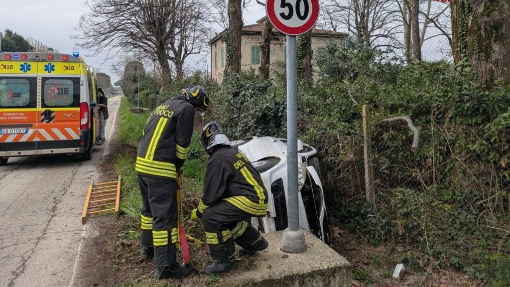 Incidente stradale a Forlimpopoli: un’auto si cappotta nel fosso, intervento dei Vigili del fuoco