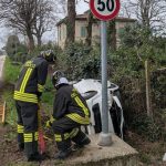 Incidente stradale a Forlimpopoli: un’auto si cappotta nel fosso, intervento dei Vigili del fuoco