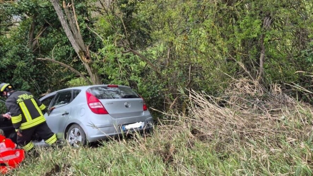 Incidente drammatico a Civitella di Romagna: auto tra i rovi, intervento dei Vigili del fuoco