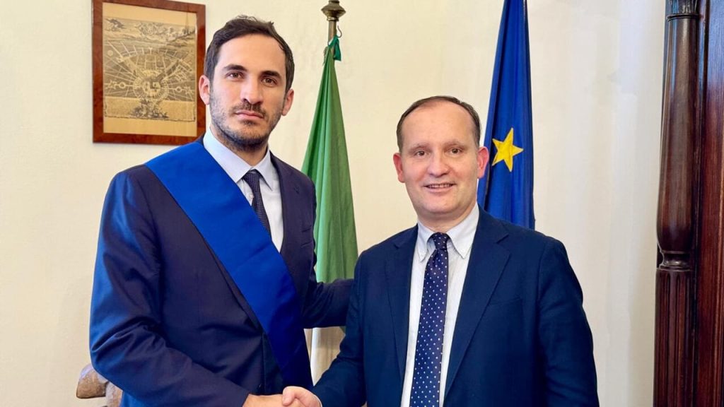 Enzo Lattuca si insedia: la continuità politica prende il sopravvento