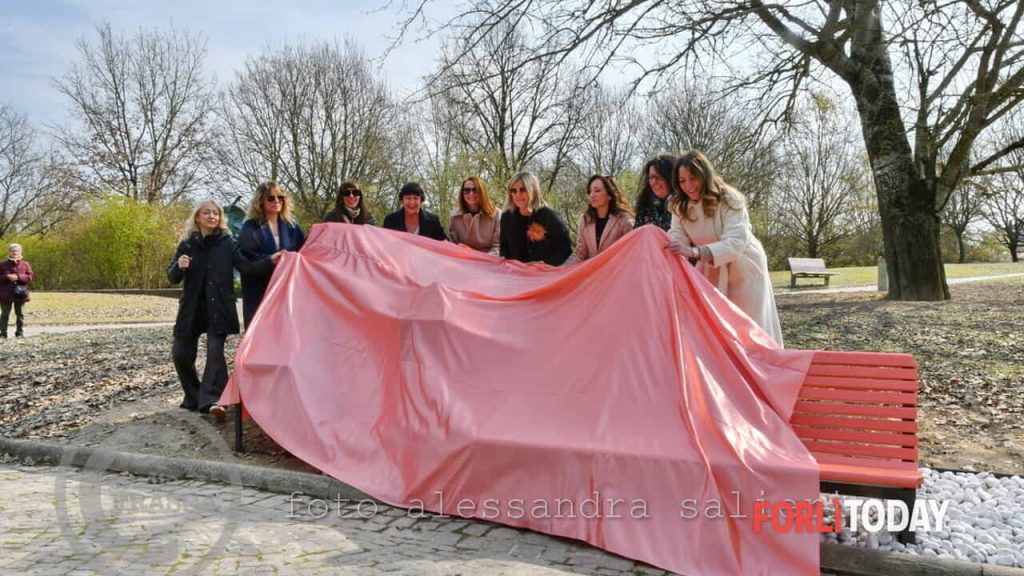 Una nuova frontiera dell’ascolto: inaugurata la ‘Panchina Corallo’ al parco urbano