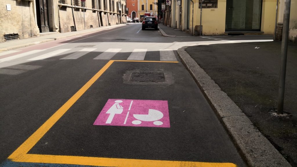 Parcheggio facile per mamme e bebè a Forlì: il pass si espande oltre i confini urbani