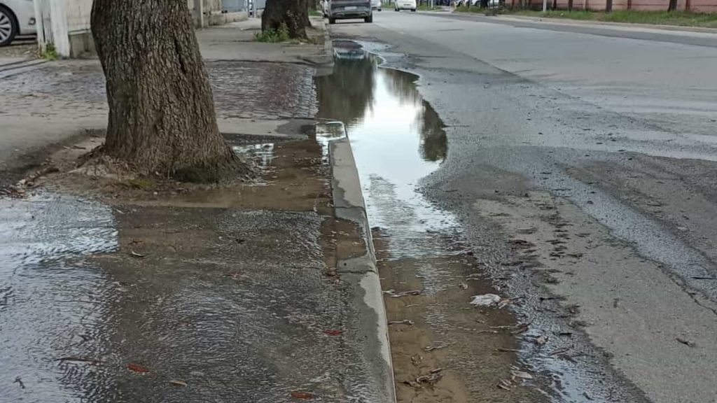 Emergenza idrica in via Colombo: un fiume di spreco ignorato da giorni
