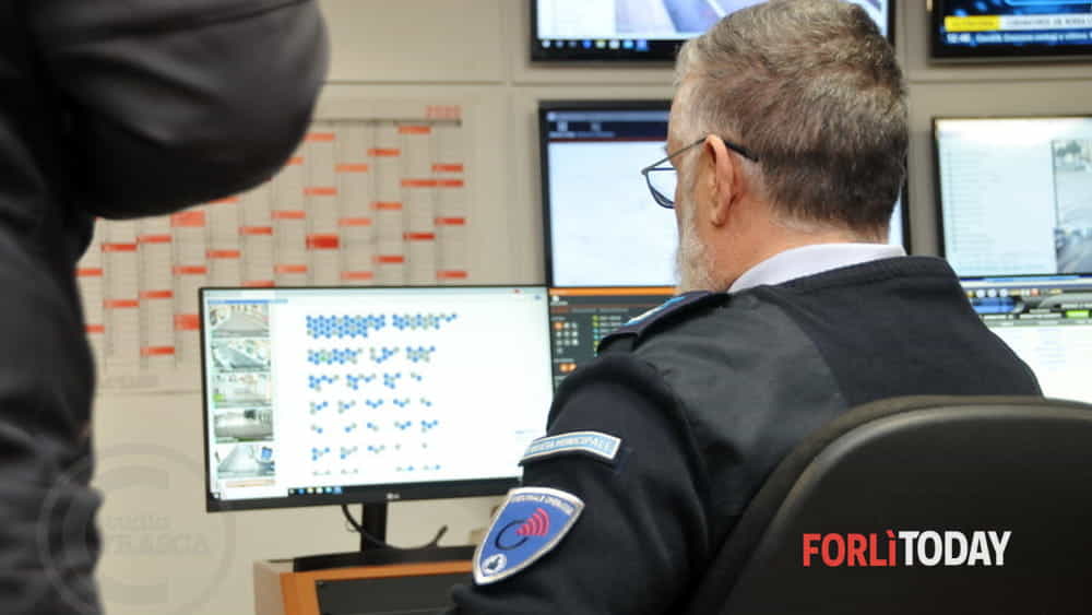 Furto audace nella scuola media: la Polizia incastra il ladro grazie alle telecamere