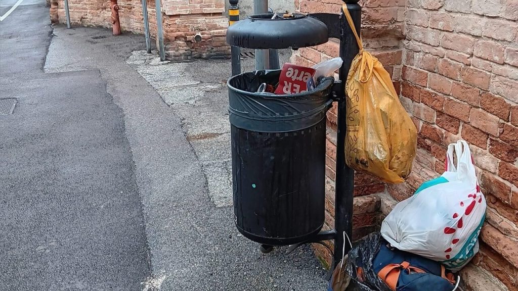 Rifiuti abbandonati: l’assessore Petetta difende la strategia del Comune, ma le fototrappole non sono la panacea