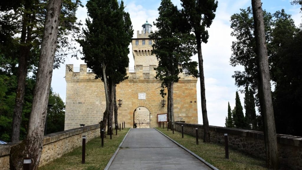 Apertura della Rocca delle Caminate: un rinvio che svela inquietanti problematiche di sicurezza