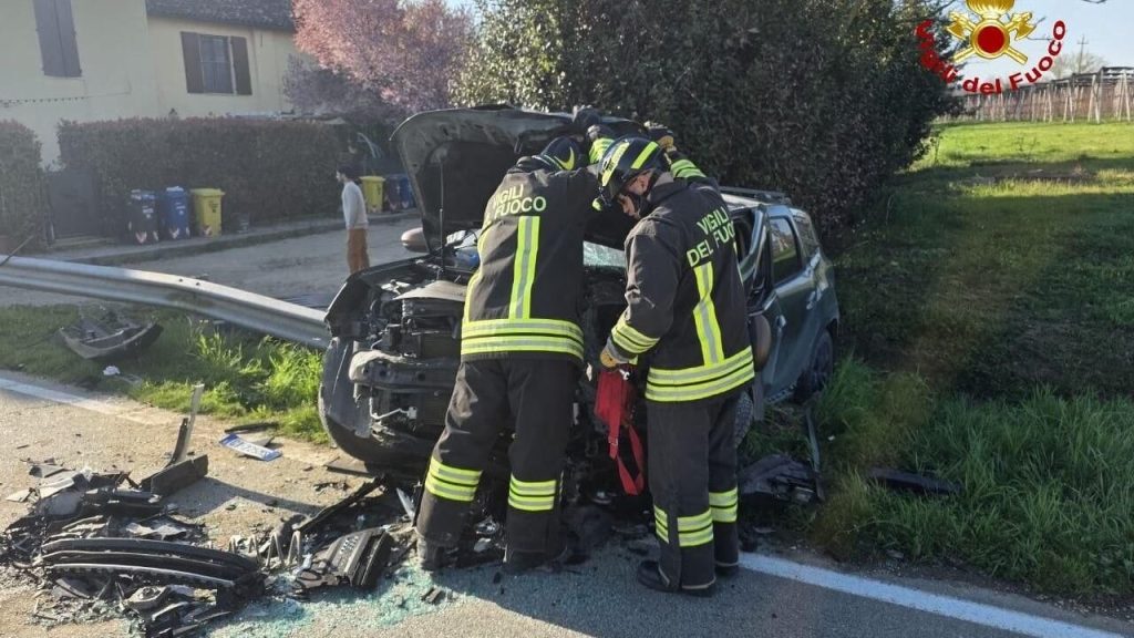 Scontro frontale in via Ossi: coinvolta una famiglia, due bambini tra i feriti