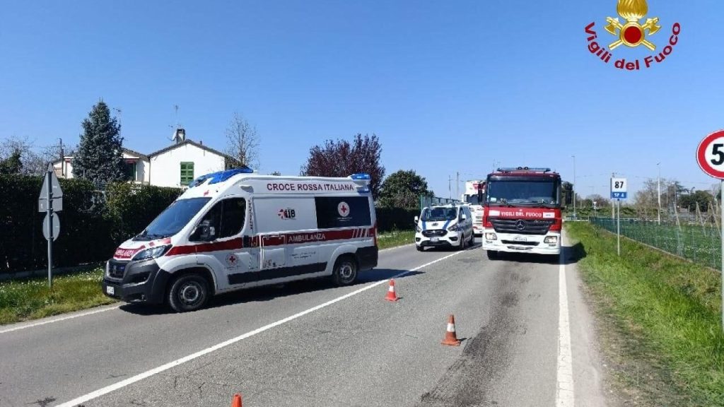 Incidente a catena in via Decio Raggi: quattro auto coinvolte e diversi feriti
