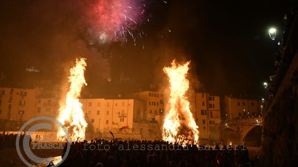 Dragoni e Aquile: La Battaglia dei Carri alla Festa del Falò 2026
