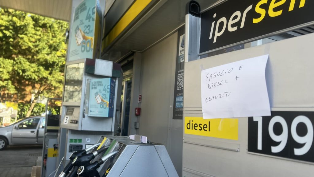 “Crisi del carburante: Viale 2 Giugno sotto assalto, il gasolio scompare”