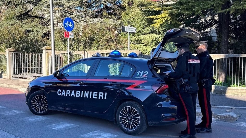 Fermato dai Carabinieri con Coltelli: La Sicurezza Non È un Gioco