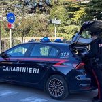 Fermato dai Carabinieri con Coltelli: La Sicurezza Non È un Gioco