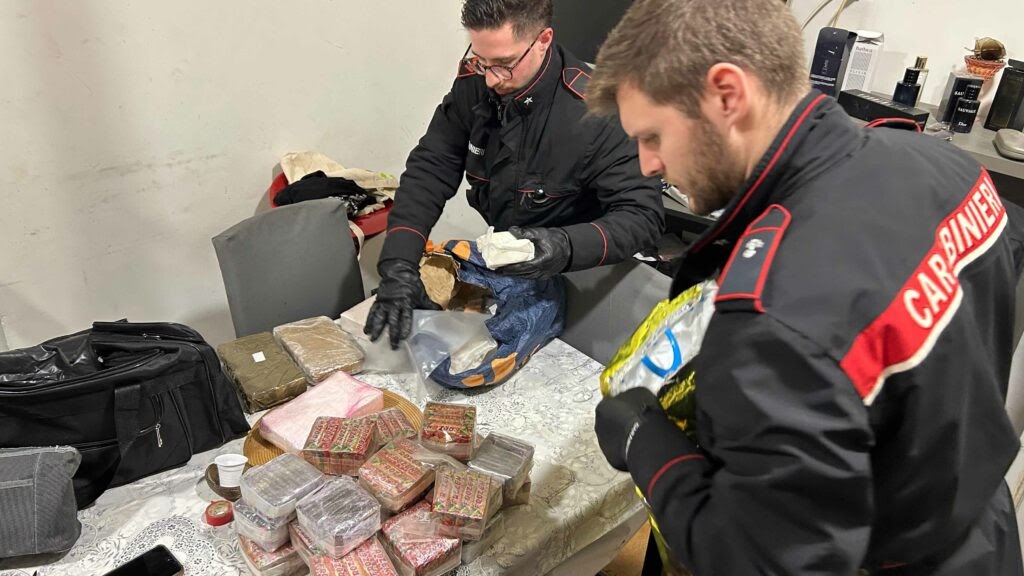 Roma, operazione antidroga: 13 fermi e un ex della Banda della Magliana in manette