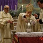 La Veglia Pasquale: Una Luce nel Cuore delle Tenebre, il Vescovo Corazza lancia un Appello alla Speranza