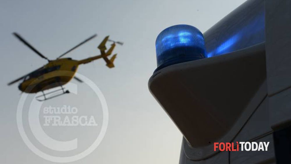 Grave incidente stradale: ciclista investito da un’auto, trasportato d’urgenza al Bufalini