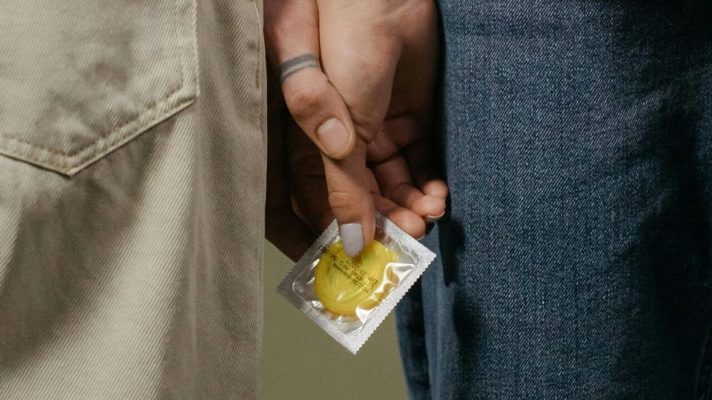 Sesso inconsapevole e infezioni in aumento: il chemsex si diffonde tra i giovani
