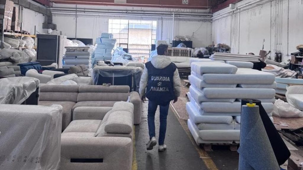 Frodi fiscali nel settore del mobile imbottito: sequestrati 3 milioni di euro a un’azienda forlivese