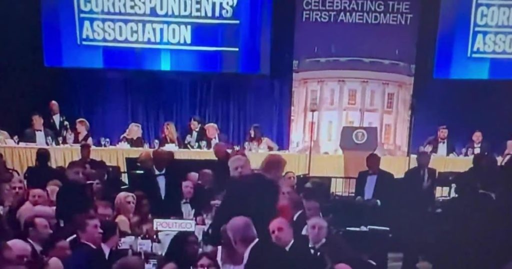 Spari all’Hilton di Washington: il panico invade la cena dei corrispondenti, Trump evacuato