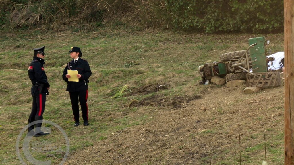 Tragedia nei campi: uomo di 50 anni muore intrappolato nella fresa di un trattore