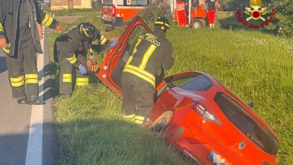 Incidente lungo la Cervese: auto nel fosso, miracolati i passeggeri