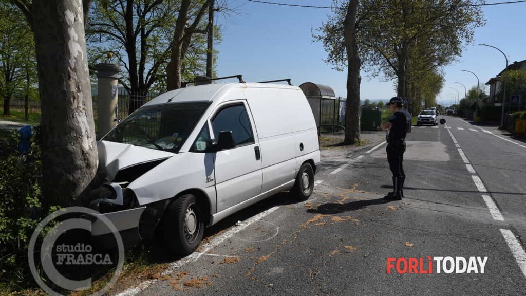 Furgone si schianta contro un albero: un ferito grave in codice giallo