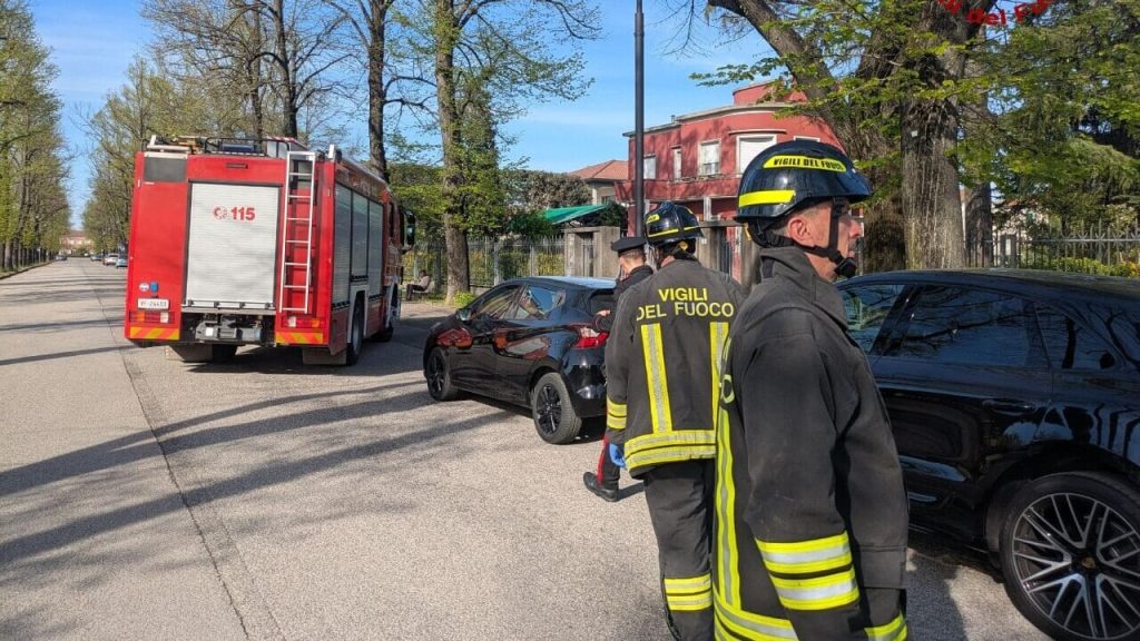 Incidente in Viale Roma: auto fuori controllo colpisce due vetture parcheggiate, un ferito