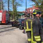 Incidente in Viale Roma: auto fuori controllo colpisce due vetture parcheggiate, un ferito