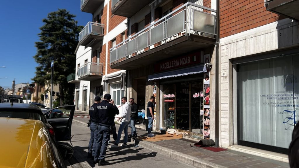 Macelleria di giorno, rifugio di notte: il mistero dell’omicidio che sconvolge Forlì
