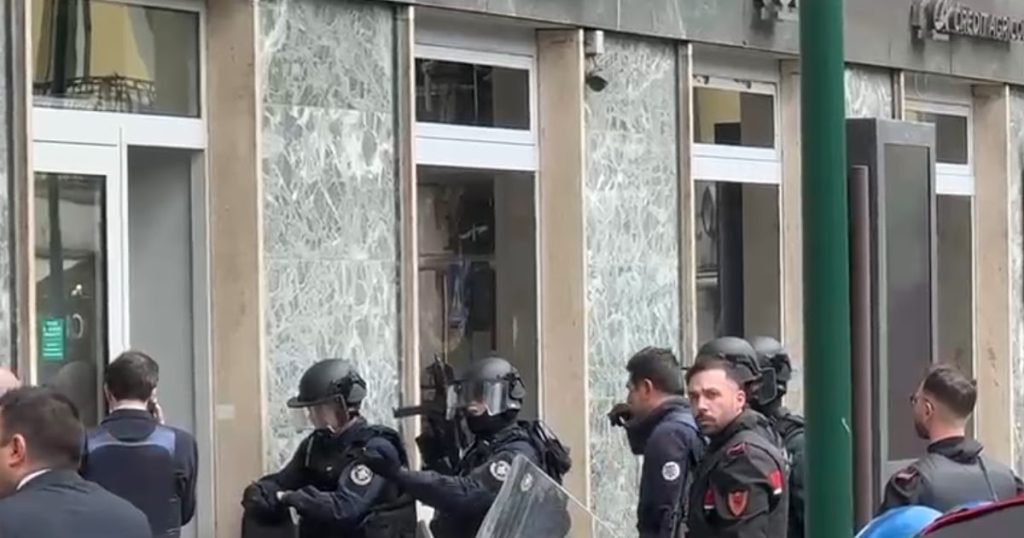 Rapina in banca a Napoli: tensione e paura alla Credit Agricole di Medaglie d’Oro