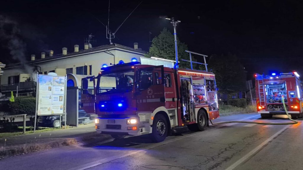 Fiamme devastanti a Casemurate: palazzina evacuata, due persone in ospedale