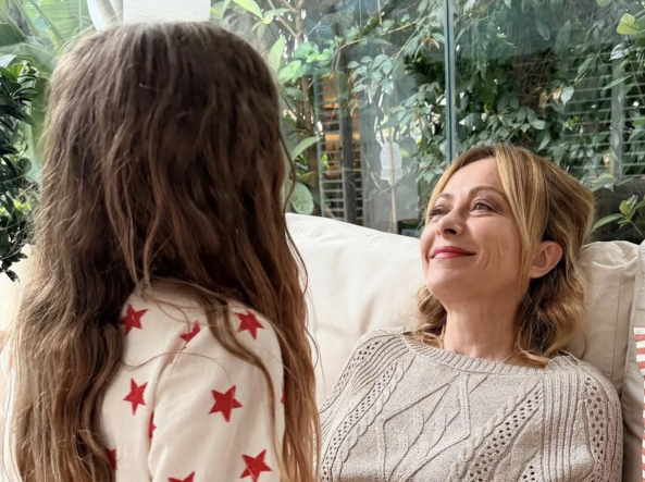 Giorgia Meloni: “Essere madri è un dono e una battaglia quotidiana”