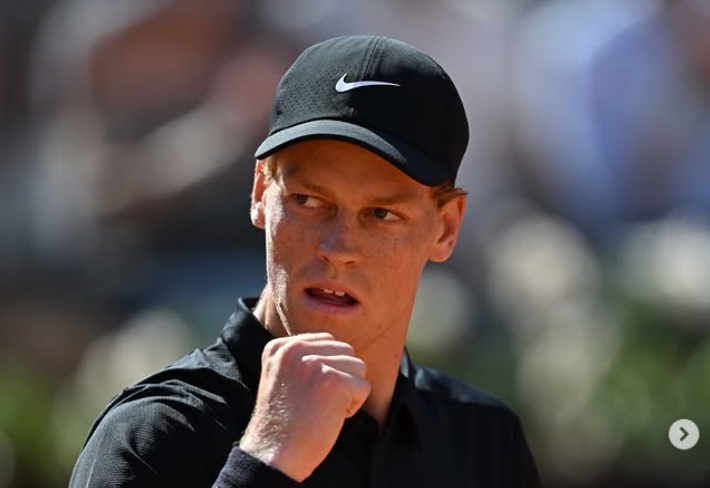 <b>Jannik Sinner: semifinale agli Internazionali d’Italia, un trionfo che supera Djokovic</b>