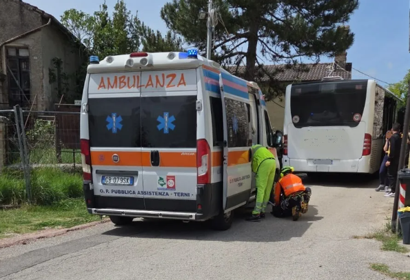 Aggressione su autobus a Terni: una donna colpita con un martello