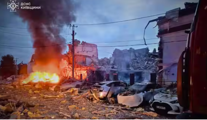 Kiev sotto assedio: l’ennesimo attacco russo provoca vittime e distruzione